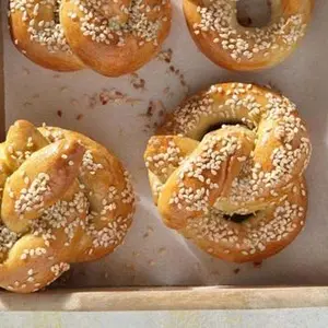 Zlatohnuté preclíky s sezamem po upečení.
