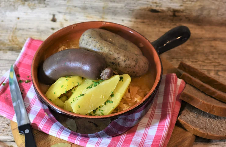 Tradiční česká polévka s klobásou a bramborami.