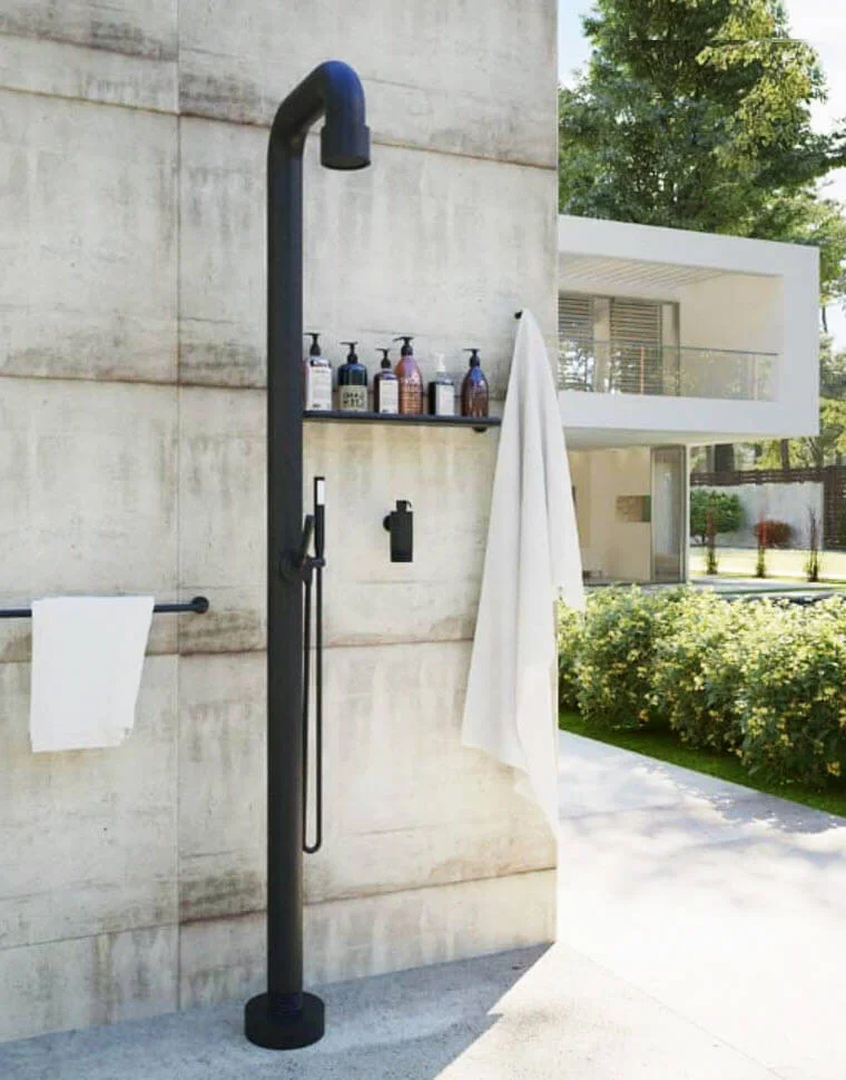Moderní zahradní sprcha s černým designem u betonové stěny
