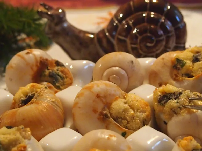 Tradiční české jídlo: uzený escargot s bylinkami.