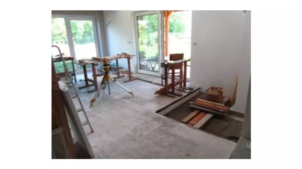 Místo pro tepelnou izolaci podlahy s nástroji a materiály.