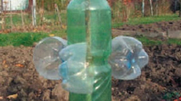 Plášič krtků z recyklovaných PET lahví v zahradě.