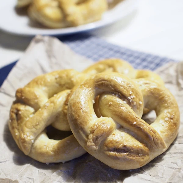 Domácí slané preclíky posypané solí