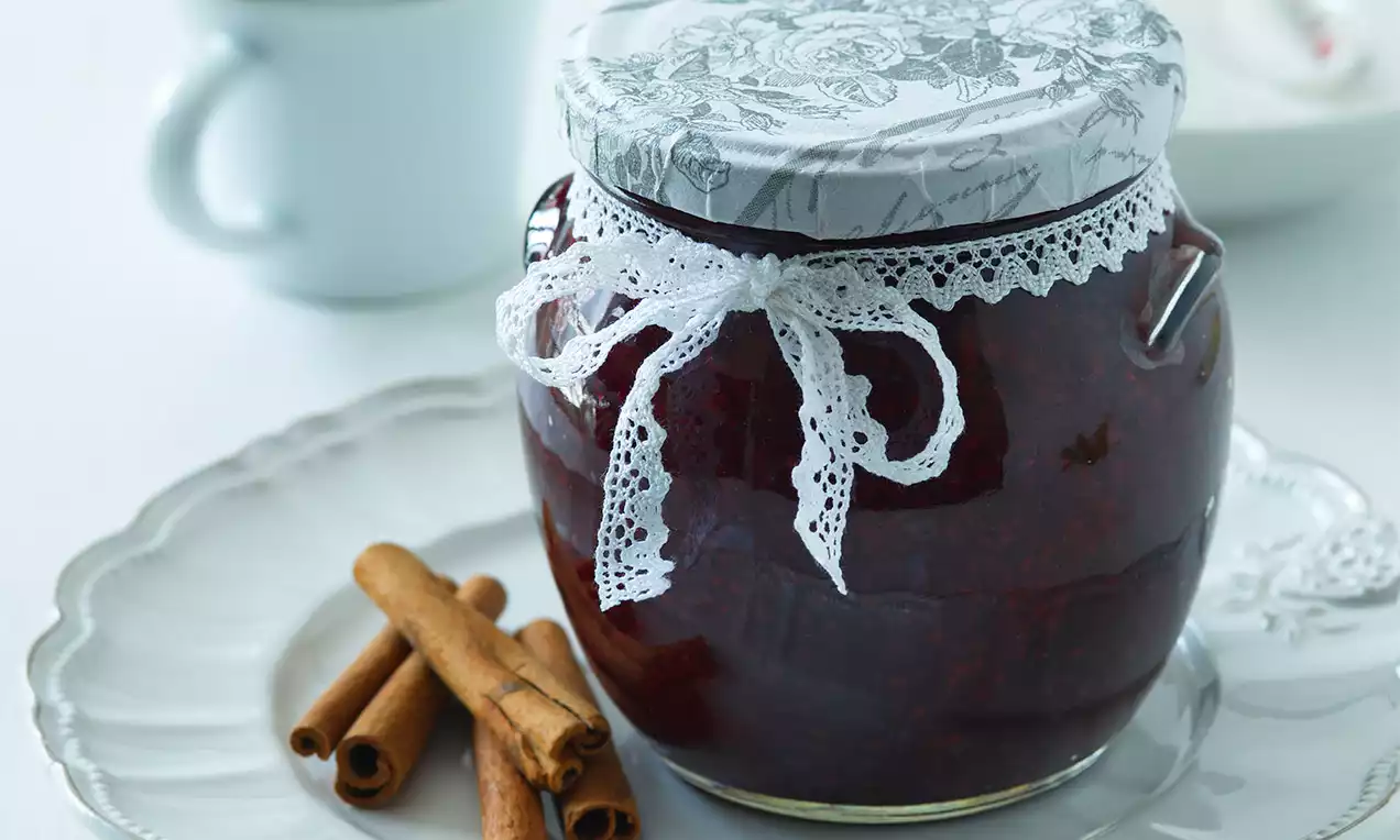 Domácí marmeláda z višní v dekorativní skleněné nádobě.