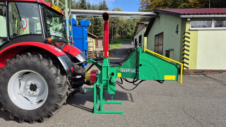 Traktor s přívěsem štěpkovače nebo drtiče dřeva