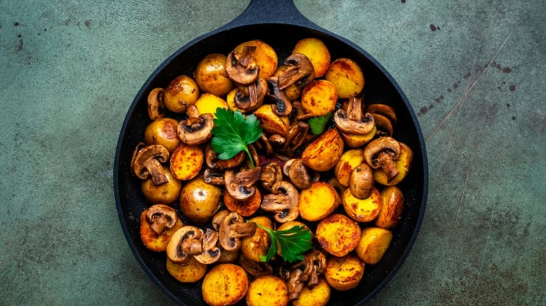 Pečené brambory s žampiony v pánvi jako zdravý recept.