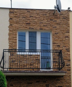 Fasáda rodinného domu s kamenným obkladem a balkónem