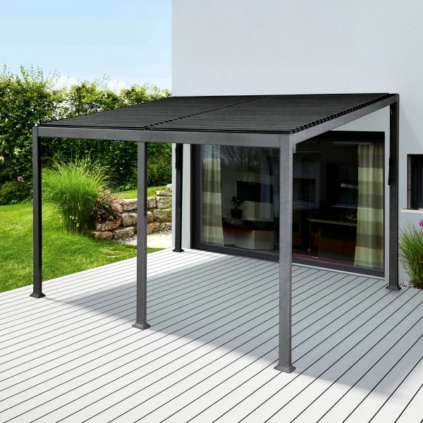 Pergola na zahradě u domu s dřevěnou terasou.