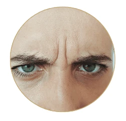 Vráska mezi očima na čele, zblízka