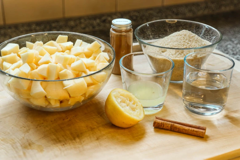 Ingredience na domácí jablkovou marmeládu: jablečka, cukr a koření.