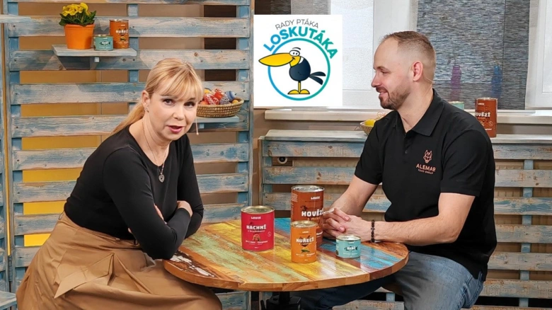 Muž a žena s krabicemi krmiva pro ptáky Loskuták.