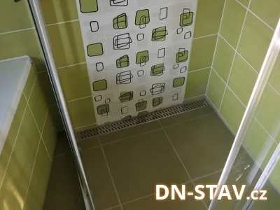 Obnova koupelny s sprchovým koutem a zelenými dlaždicemi