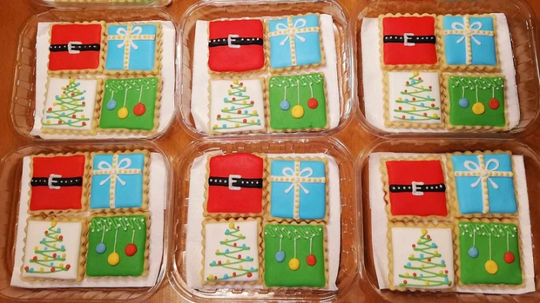 Vánoční cukroví z lineckého těsta s dekorací.