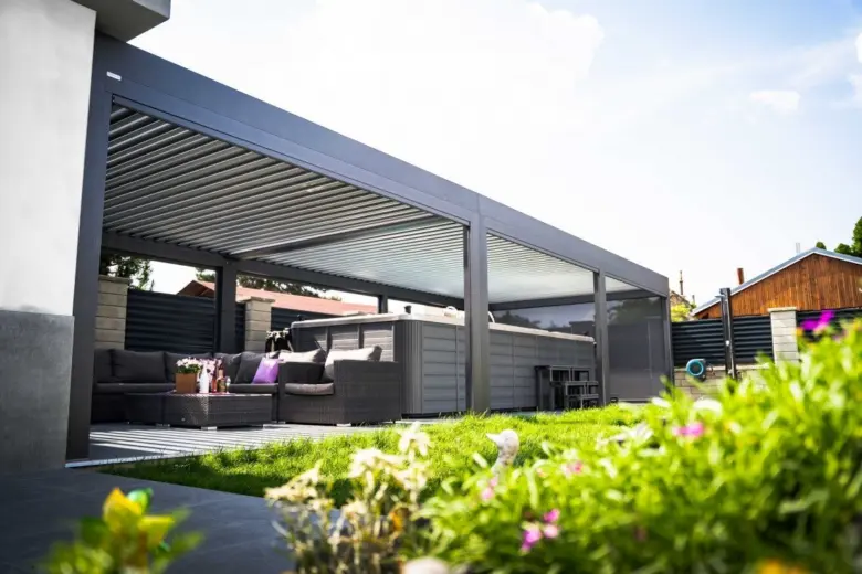 Pergola na zahradě s venkovním nábytkem