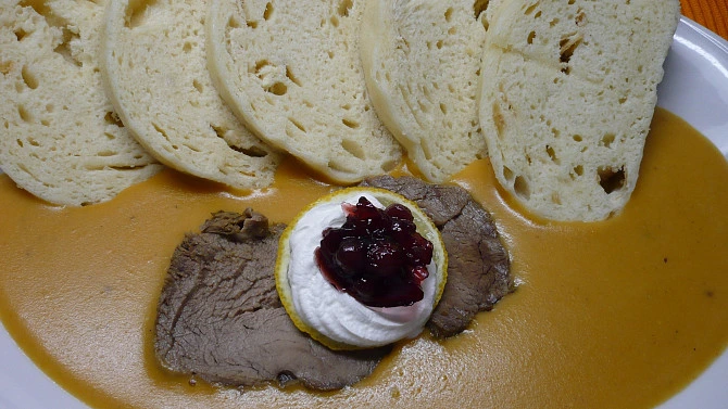 Hotová svíčková s chlebem a brusinkovou omáčkou.