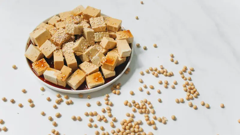 Příprava tofu s sezamem pro vegetariány