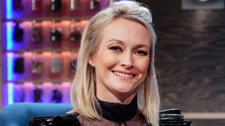 Portrét Kamily Douděrové usmívající se v studiu