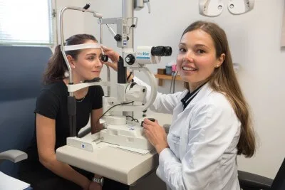 Oční vyšetření u očního lékaře pomocí slit lampy
