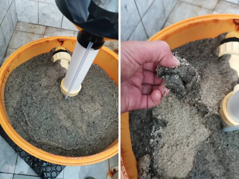 Písková filtrace bazénu s rukou držíci pískový filtr