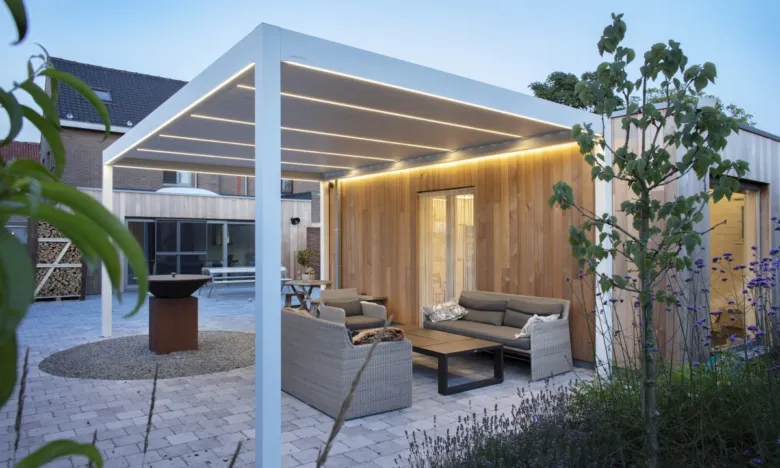 Pergola s osvětlením nad zahradním posezením.