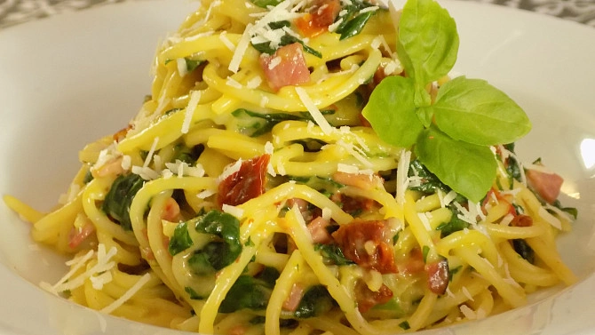 Spaghetti se špenátem, bazalkou a sýrem
