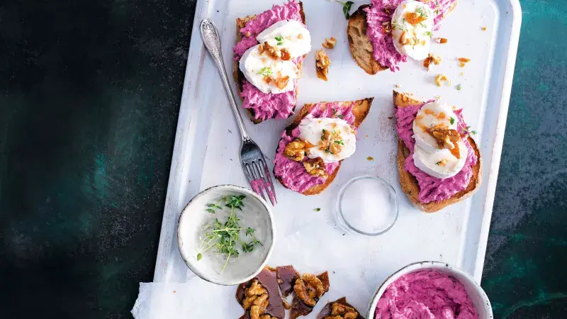 Vegetariánský toast s červenou řepou, tvarohem a vlašskými ořechy.