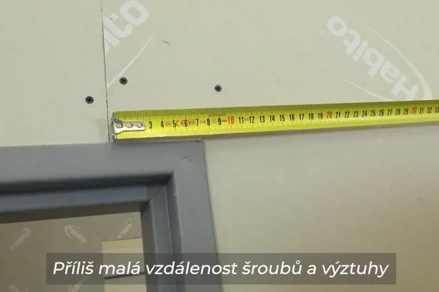 Chyba při montáži sádrokartonu: šrouby příliš blízko okraje.