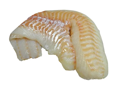 Surový filet z ryby pangasius s viditelnou kůží.