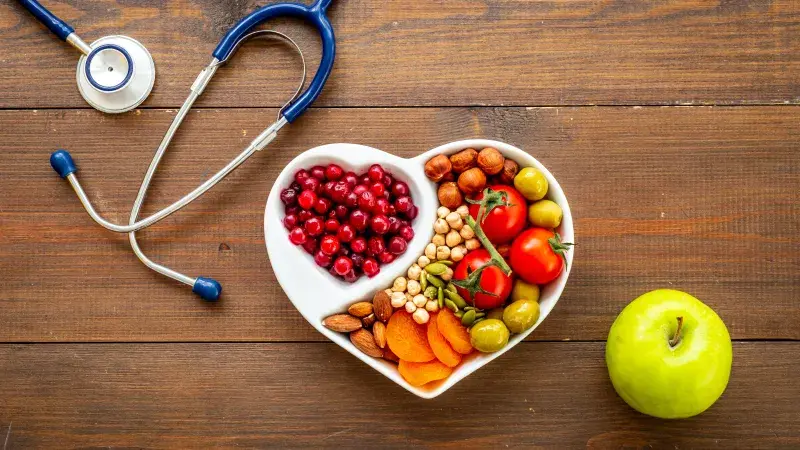 Srdce plné zdravé potravy pro snížení cholesterolu
