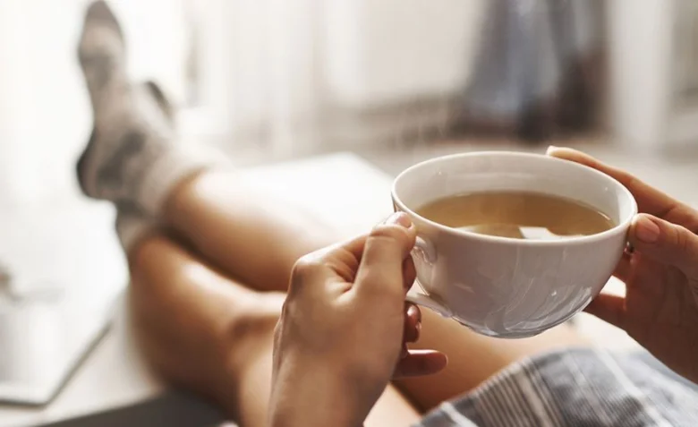 Relaxace s bylinkovým čajem pro meditaci proti stresu