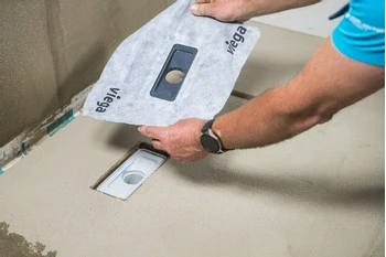 Instalace hydroizolace sprchového koutu s odpadem