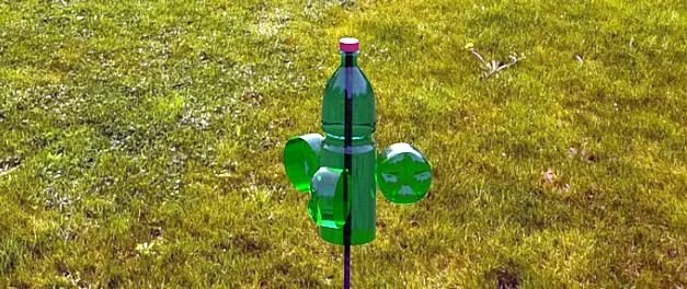 Hotový plašič krtků z recyklované PET lahve.
