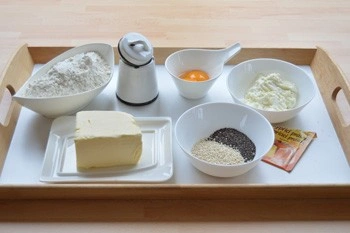 Suroviny pro recept na slané krekry.