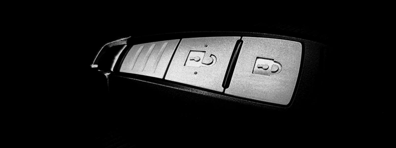 Automobilový klíč s tlačítky pro zamykání a odemykání