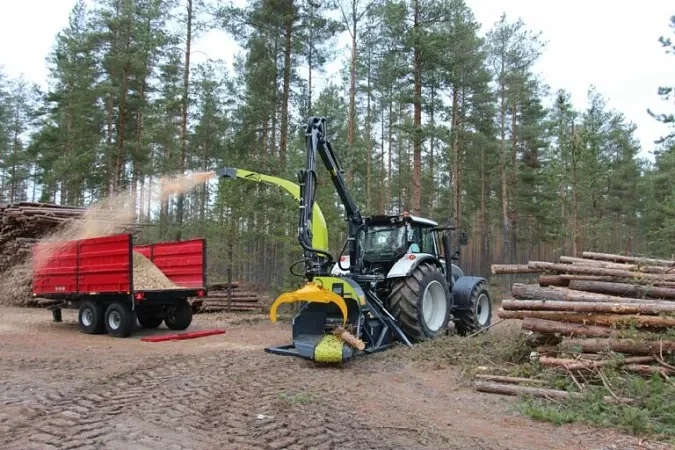 Lesní stroj s štěpkovačem vyrábí dřevěné štěpky do návěsu