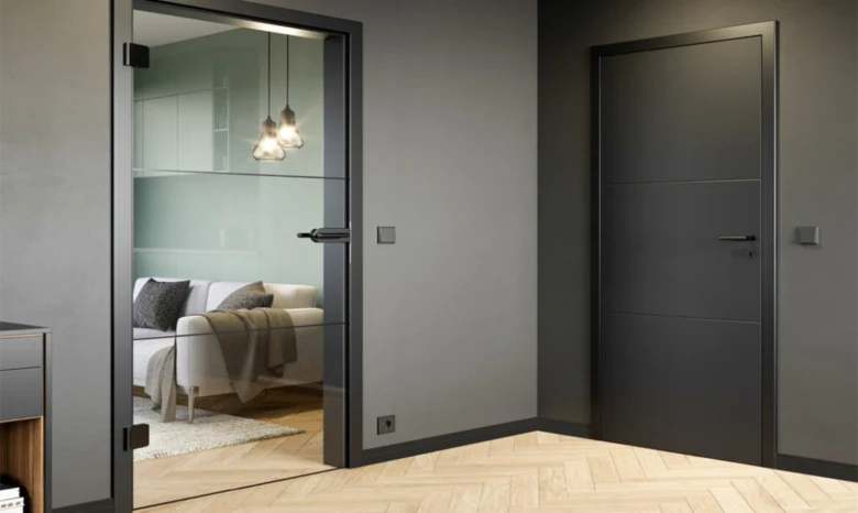 Moderní interiérové dveře s černým rámem v elegantním bytě