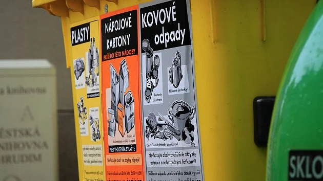 Žlutý kontejner na recyklaci s oddíly pro plasty, nápojové kartony a kovové odpady