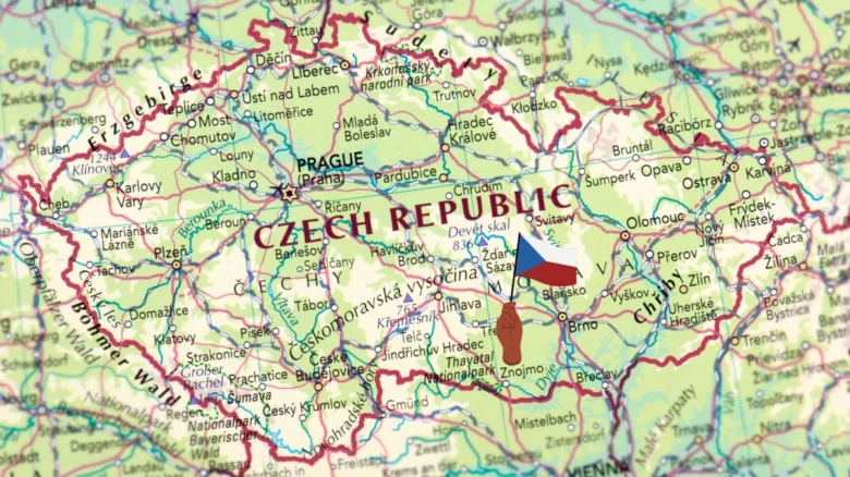 Fotografie detailní mapy České republiky s vlajkovým pinem.