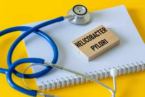 Stetoskop s Helicobacter pylori na poznámkovém bloku