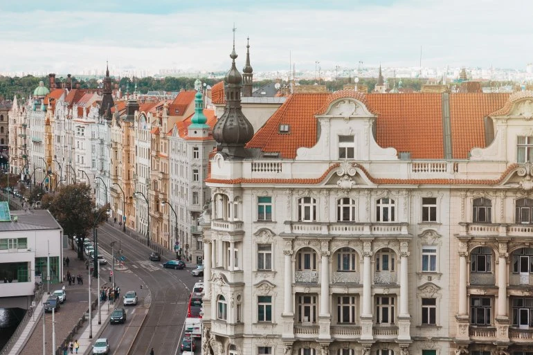 Historická budova s hnědými okny v Praze