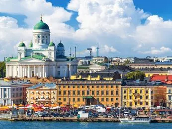 Helsinský katedrála s historickými budovami u vody.