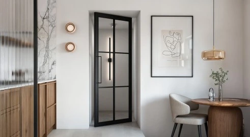 Moderní interiérové dveře s černým rámem a sklem v elegantním bytě