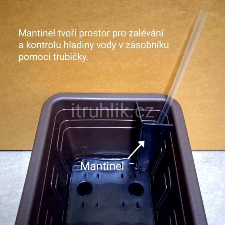 Komponent samozavlažovacího truhlíku s popisem funkce v češtině.
