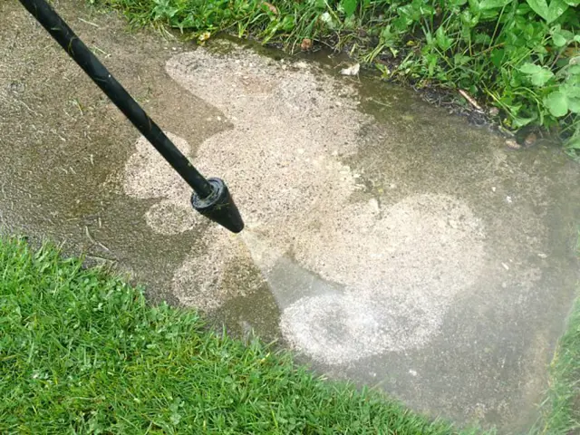 Odstraňování mechu z betonu vysokotlakou vodou