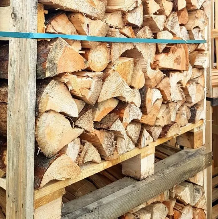 Správně uskladněné dřevo na paletách s popruhem
