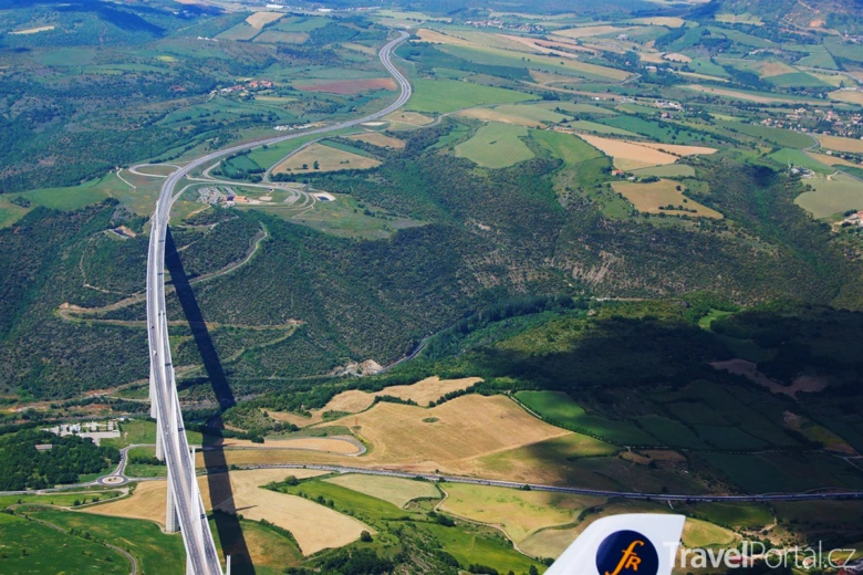 Vzdušný pohled na viadukt Millau přes údolí v Francii.