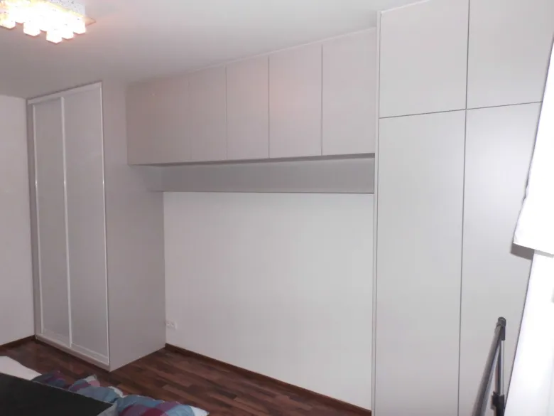 Bílá skříň na úložný prostor v ložnici