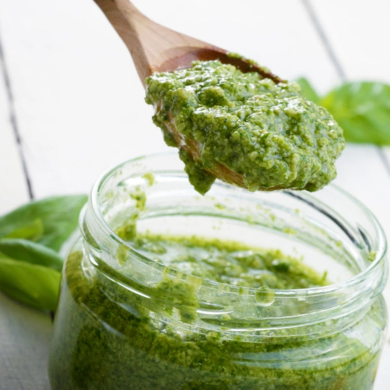 Pesto v sklenici s čerstvou bazalkou