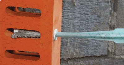 Zelený ventilátor pro skleníkový systém v oranžovém rámu.