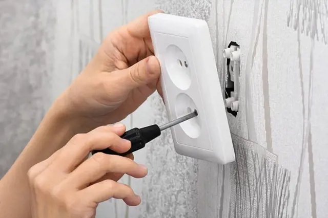 Ruční instalace elektrické zásuvky do zdi